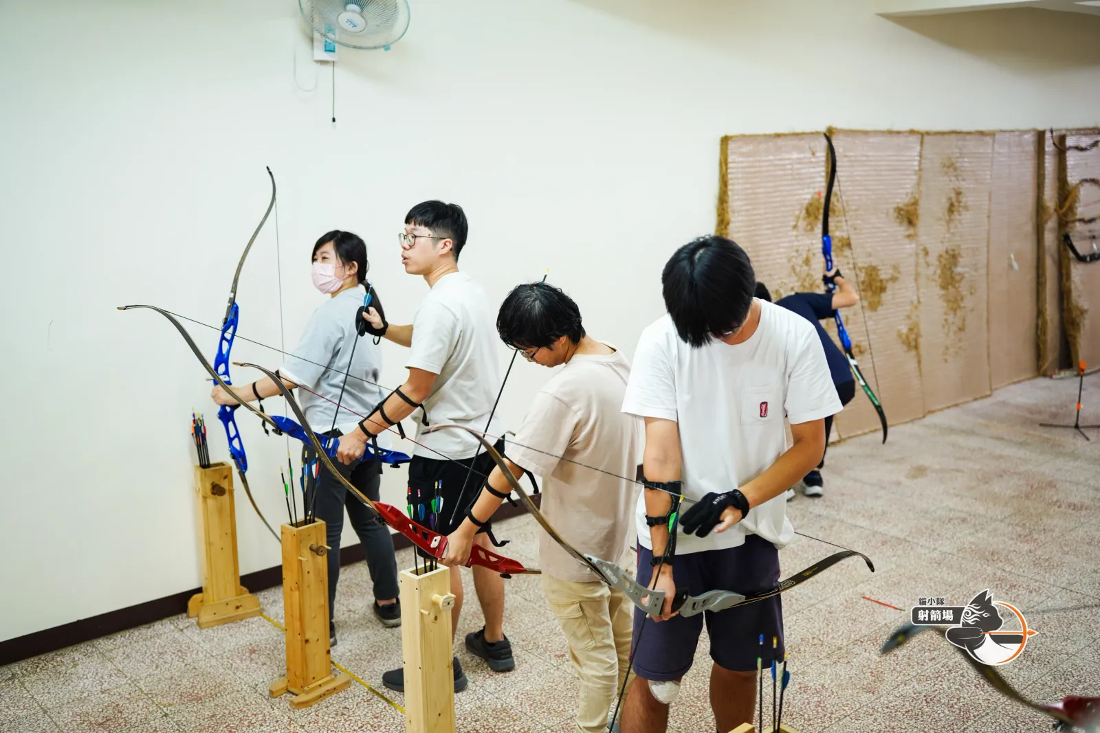 教練帶領團體學員一起進行射箭活動