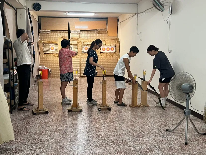 家長與孩子一起參與射箭體驗