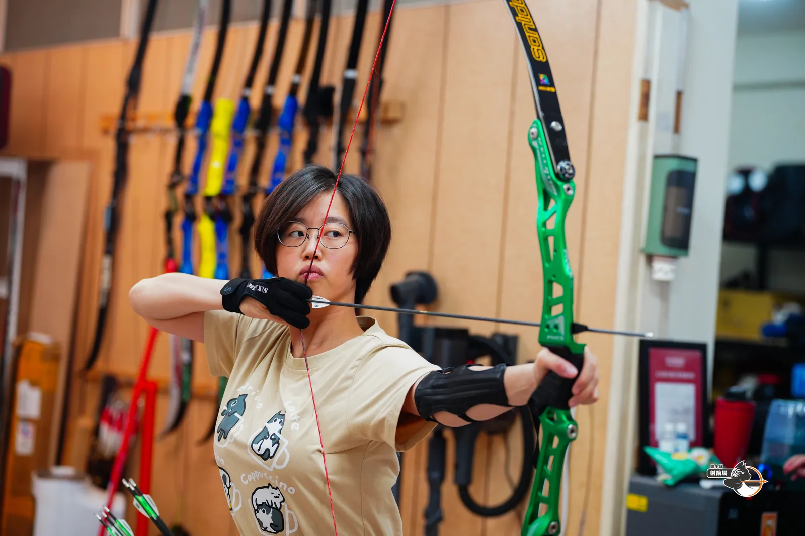 一位學員在室內射道獨自專注瞄準
