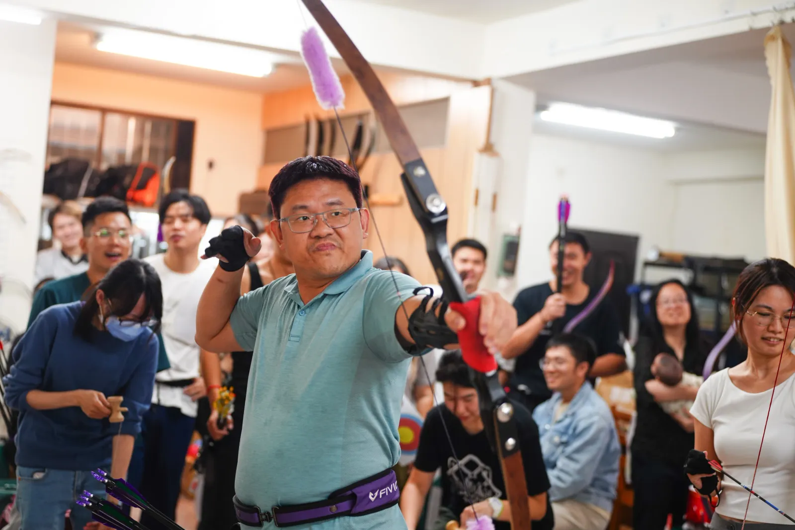 學員在舒適的室內場地進行射箭活動