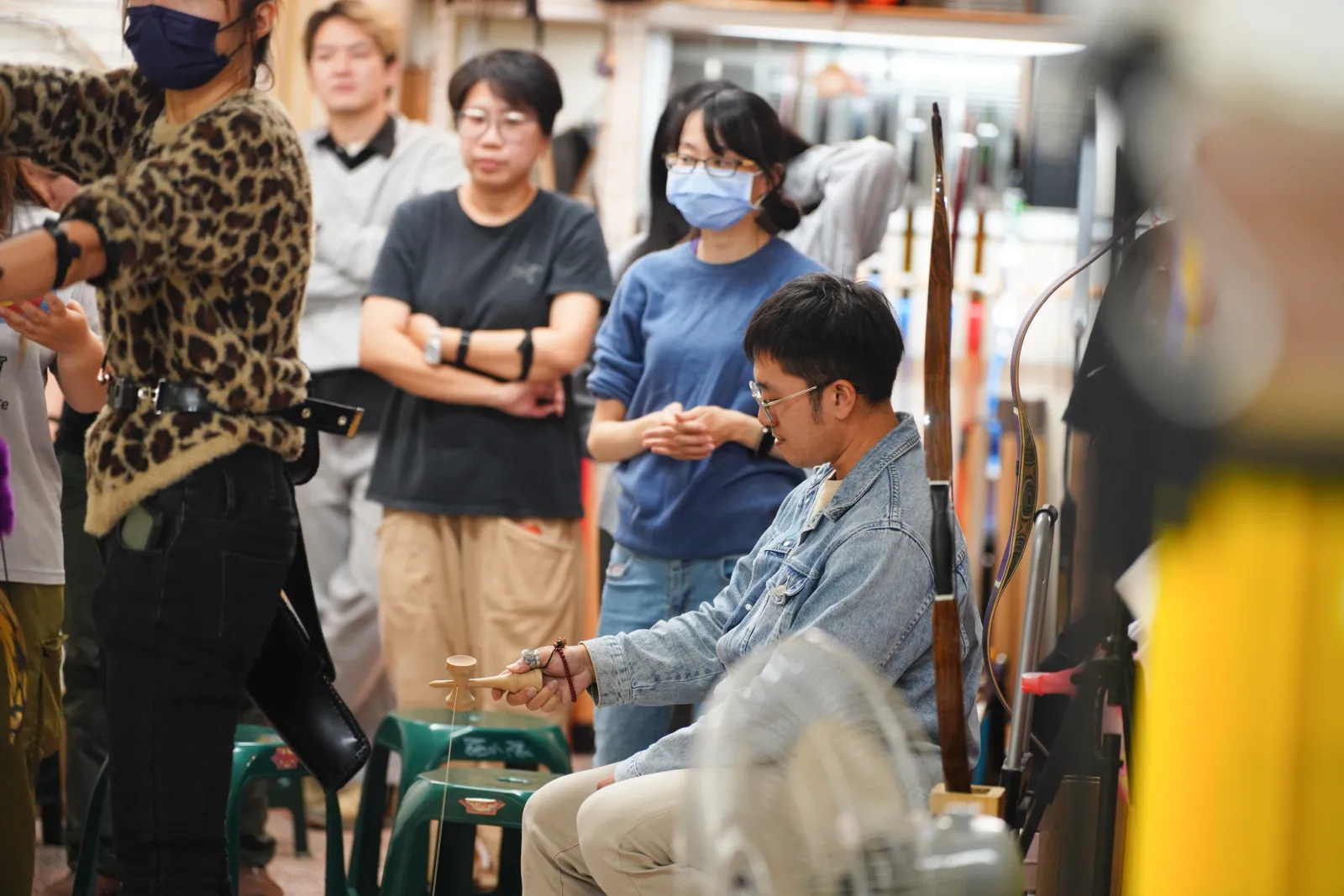 兩人一起分享射箭活動的趣味